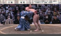 まわしが外れる“ピンチ”に行司が孤軍奮闘も空回り ハプニング続出に館内騒然