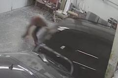 自動車修理工が、コントロール不能の車に股間のモノを潰されるのイメージ画像