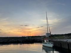 宝島の前籠漁港＿ヨットと夕陽のイメージ画像