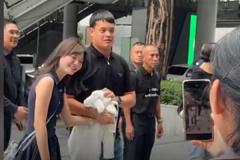 王位継承権を持つタイの王子、バンコクの高架鉄道駅に女性と登場 日本人女性と交際中かのイメージ画像