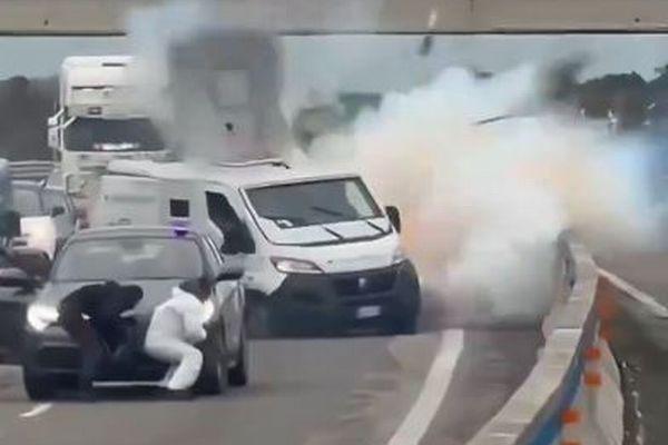 イタリアの高速道路で、強盗団が警備会社の車を襲撃、爆破する【動画】