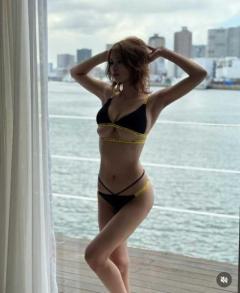 「これはヤバすぎる」山田あい、Iカップの下乳あらわなビキニ姿＆ミニスカポリスのコスプレ披露のイメージ画像