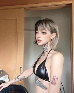 美人タトゥインフルエンサートチョニカペペ、実家の女将に

