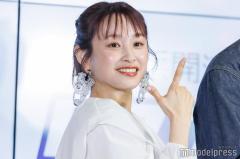 高橋愛、美脚チラリ ワンショルワンピコーデに「着こなせるのすごい」の声