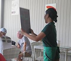 【セブ】電気も水も止まった…マクタン島でまた大停電、猛暑のレストランはスタッフの「人力が頼り」のイメージ画像
