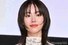 唐田えりか、膝上ミニ丈で美脚披露 韓国街中ショットに反響続々