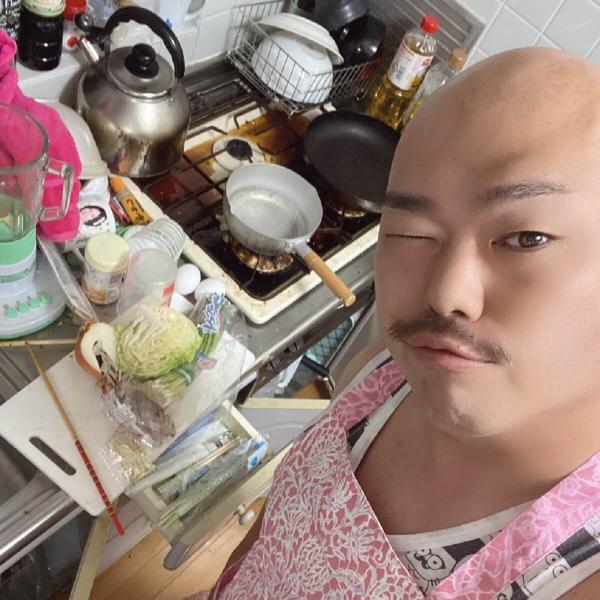 クロちゃん、自宅キッチンのコンロが汚すぎて大炎上「この環境で生きれるのが不思議」