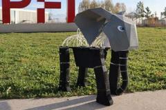 世界初のゾウのロボット、長い鼻で物を掴むことも可能【動画】