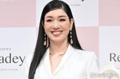 アンミカ、米国人夫とのリンクコーデで美脚全開 クロアチアでの2ショットに「まるで映画のワンシーン」「絵になる夫婦」の声のイメージ画像