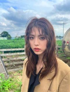 井手上漠、色っぽゆるウェーブで魅了。クールなジャケットコーデに大人の色気溢れる