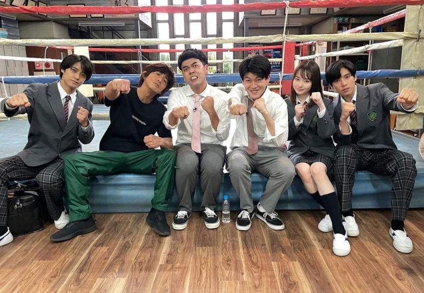 木村拓哉、髙橋海人ら「みらてん」現場に土佐兄弟が？みんな一緒にパンチポーズ