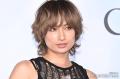 佐田真由美、ミニワンピから美脚スラリ 母顔出しの2ショットにも注目集まる「美人親子」「スタイル抜群」