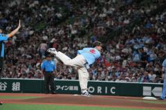 西武、三浦翔平さんが始球式「投げる機会をいただきとても光栄」
