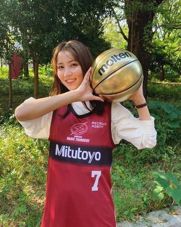 石川恋、バスケユニフォーム姿にファン「スポーツ美人」