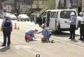 仙台市内の交差点で自転車運転の女性..