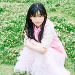 櫻坂46山下瞳月、ソロ初表紙を飾る…桜色の衣装で自由気ままに過ごすのイメージ画像