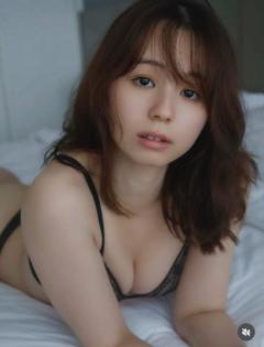 「いいぷにぷに感」女優・小池里奈が魅せた究極の肉感！黒ランジェリーから溢れる美谷間にファン悶絶のイメージ画像