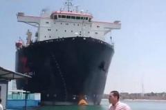 スエズ運河で船が制御不能、港の岸壁に激突【動画】