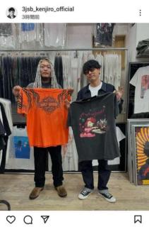 三代目JSB･山下健二郎、ヴィンテージTシャツを手にした"ある人物"との2ショットに注目が集まるのイメージ画像