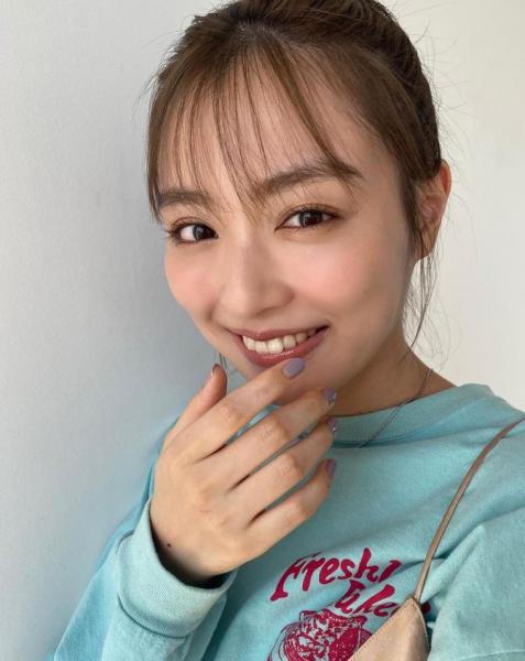 内田理央、ソファーでごろり映画鑑賞。飾らぬ自然な姿がたまらない！