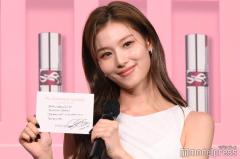 TWICEサナ、ONCEへの直筆メッセージ披露 輝くための秘訣も明かす【YSL LOVESHINE FACTORY】