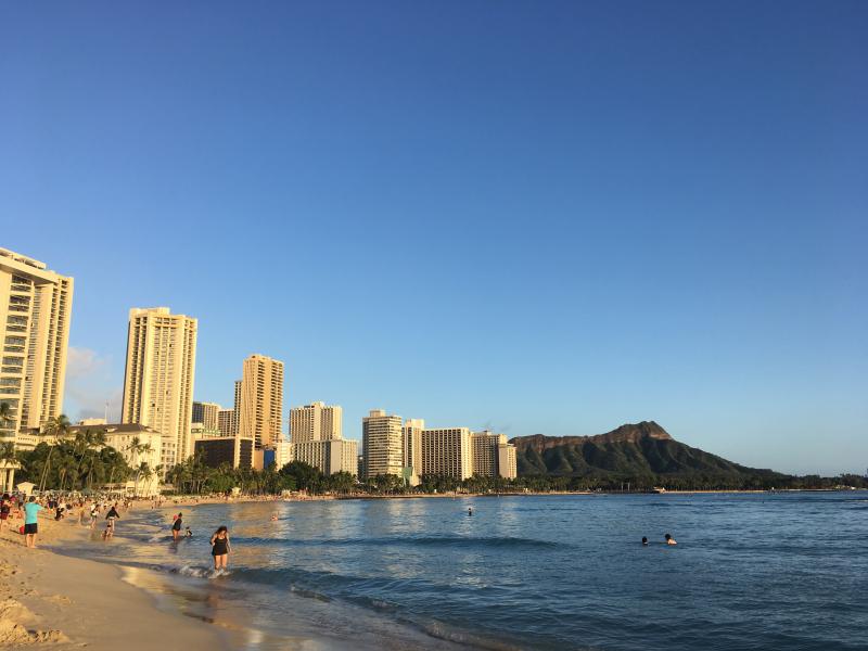 夕暮れ時のワイキキビーチのイメージ画像