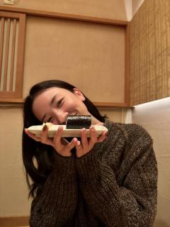 永野芽郁、恵方巻を持ってにっこり！天使すぎる笑顔にキュンが止まらないのイメージ画像