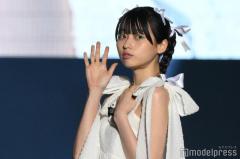 菊池日菜子、ミニ丈ワンピからスラリ美脚 儚げオーラで魅了【TGC松山2024】