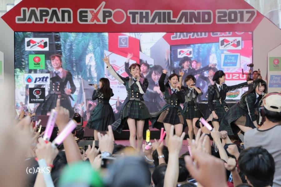 ﾀｲに日本のｱｲﾄﾞﾙ衝撃波！BNK48「EXPO」でお披露目