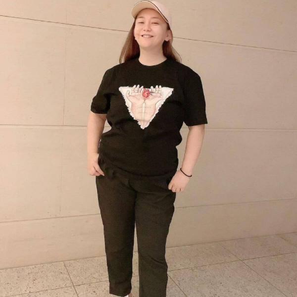 華原朋美、上下黒の全身ショットにネット騒然「もはや完全に別人」