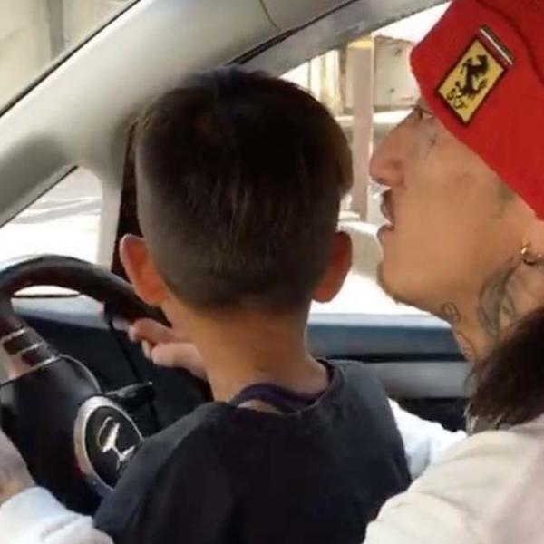 子供を運転席座らせ公道運転させる危険行為動画を公開