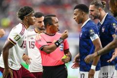 「準決勝に相応しいか？」フランス代表監督が中村敬斗のソックス問題指摘の主審に不満…敗因は「我々が下回った」のイメージ画像