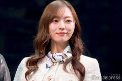乃木坂46梅澤美波、丈短めトップスでへそ出し「色っぽい」「ビリケンさんが羨ましい」と反響
