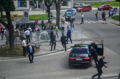スロバキアのフィツォ首相が銃撃される瞬間のイメージ画像