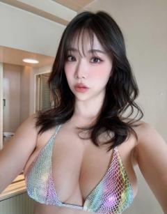 鈴木ふみ奈、ヘビ柄の"ギラギラ"三角ビキニでむっちりIカップを大胆披露のイメージ画像