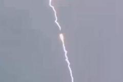 中国のロケットに落雷、上昇中に機体を稲妻が貫く【動画】のイメージ画像