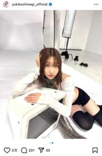 柏木由紀、美脚際立つショートパンツ×ニーハイソックスのコーデにファン悶絶「見つめられるとドキドキです」