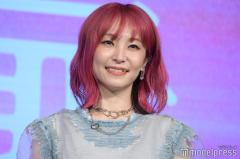LiSA、ミニスカ＆網ソックスで美脚スラリ 海外ライブショットに反響続々