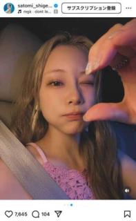 重盛さと美、夜の自撮り投稿、ウィンクと指ハートに「美人さんすぎて」と反響殺到