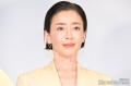 宮沢りえ、美脚のぞくスリットワンピ..