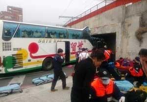 台湾の観光バスが高さを誤りトンネルに突っ込む