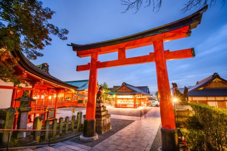 神社に「鳥居」がある意味は！？なんで朱色がばかりなの？