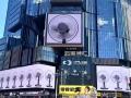 熱波の中国でハイテク活用し暑さ対策、大スクリーンに巨大扇風機の映像で涼しさ届ける