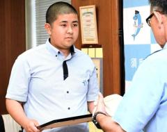 夜のATM、スマホで通話しながら困惑の高齢男性 通りかかった神戸の高校生が詐欺被害救う