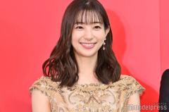 足立梨花、膝上ミニスカから美脚披露「綺麗」「引き締まってる」