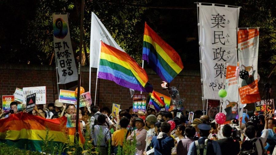 LGBTのデモ風景、憲法