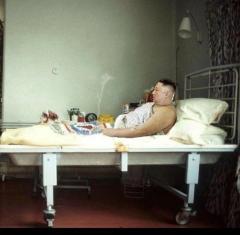 北朝鮮金正恩が病室のベッドの上でタバコを吸いお酒を飲む写真が出回る 合成疑惑も