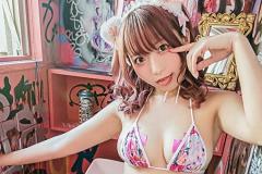 小日向みのり、ポップなアニマル水着姿