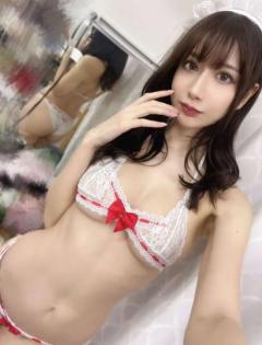 百合川サシャ、下乳あらわなスケスケ白ランジェリー姿を披露｢鏡にもお尻見えてセクシー｣