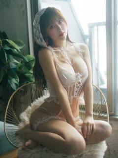 ピアニスト目指す才女のギャップ！音羽美奈(みなぽち)、挑発的な問いかけで魅せる純白の色香